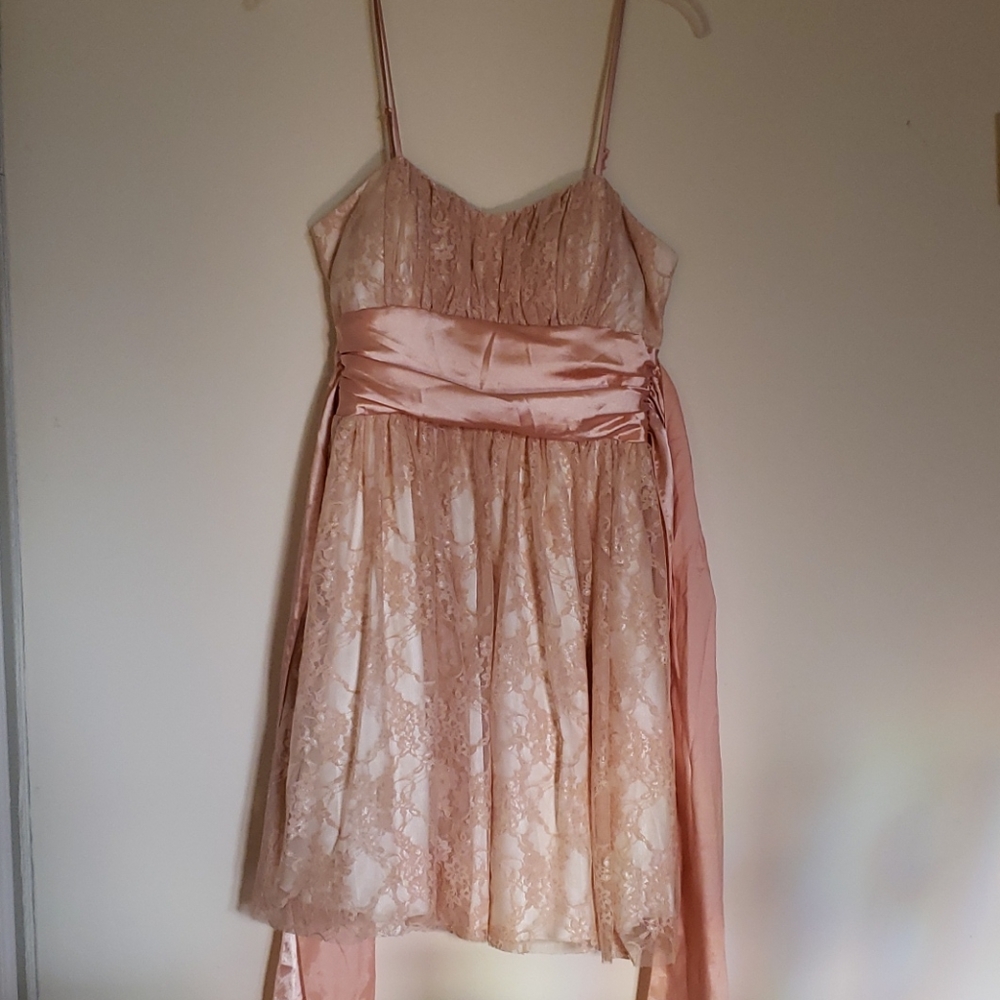 Beautiful short dress!